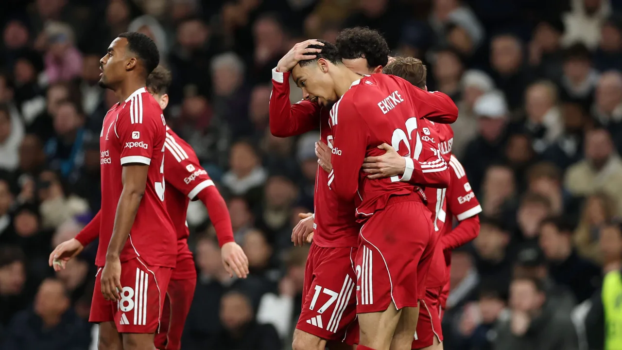 تصريح جريء.. شقيق أرنولد يختار نجم ليفربول أنيق العصر ويهاجم يامال